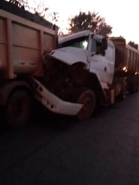 Acidente entre carretas para trânsito na 040