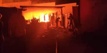 Dois galpões são atingidos por incêndio