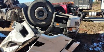 Carreta de cimento tomba e motorista morre