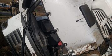 Homem fica preso nas ferragens de caminhão na BR-265