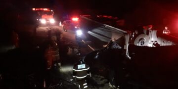 Carreta de minério tomba e homem morre na MG-482