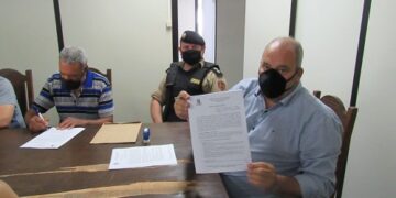 Carandaí assina termo de colaboração e fomento com associações