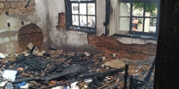 Casa no centro histórico de São João del-Rei pega fogo