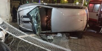 Motorista perde o controle de carro e bate contra garagem de veículos