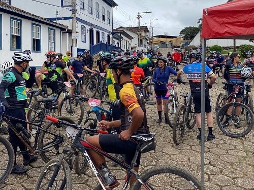 Santana dos Montes recebe evento solidário com mais de 300 bicicletas