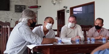 Políticos se reúnem com empresa de transporte e cobram volta de linha intermunicipal