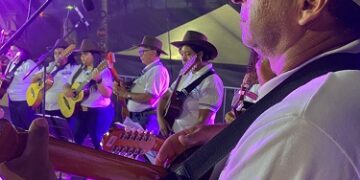 Escola de Violeiros de Santana dos Montes se apresenta em São Paulo