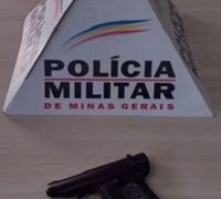 Homem é preso por posse ilegal de arma e ameaça