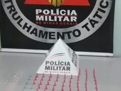 Dupla é presa com mais de 80 pinos de cocaína e 19 pedras de crack