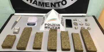 PM apreende oito barras de maconha, mas suspeito consegue fugir da abordagem