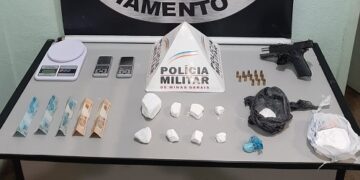 Homem é preso e PM apreende drogas, dinheiro, arma e munições