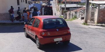 Carro e moto batem no São Dimas