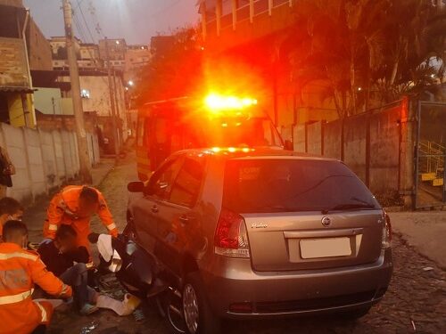 Carro e moto colidem em acidente. Condutora da motocicleta fica ferida