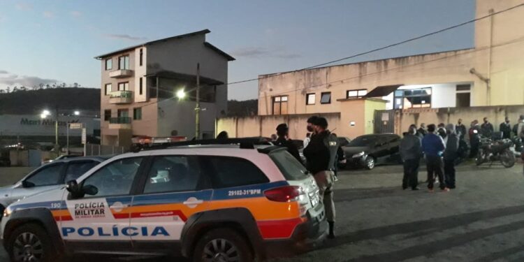 Funcionários da Presidente fazem manifestação e ônibus não saem da garagem