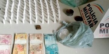 Suspeito é preso em Entre Rios de Minas com quase 100 pinos de cocaína