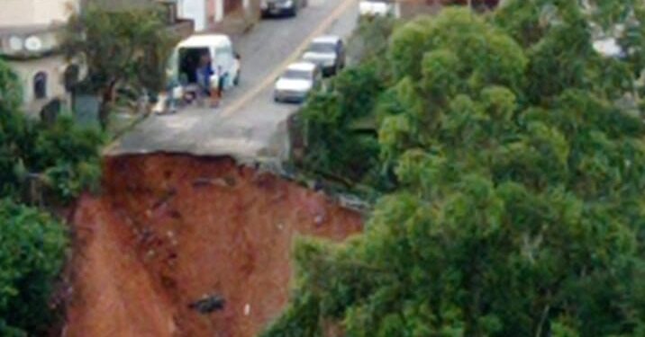Rua de Lafaiete sofre deslizamentos, abre cratera e coloca casas em risco