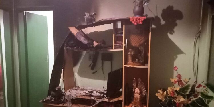 Idoso combate incêndio e impede que fogo consuma casa de vizinho