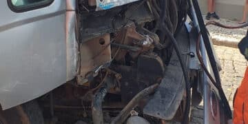 Homem fica ferido em batida entre ônibus e caminhão