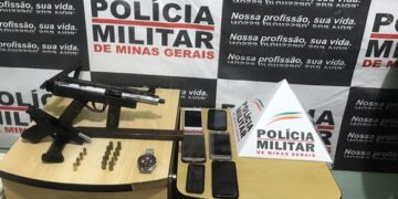 PM prende suspeitos de roubo de carro e apreende submetralhadora