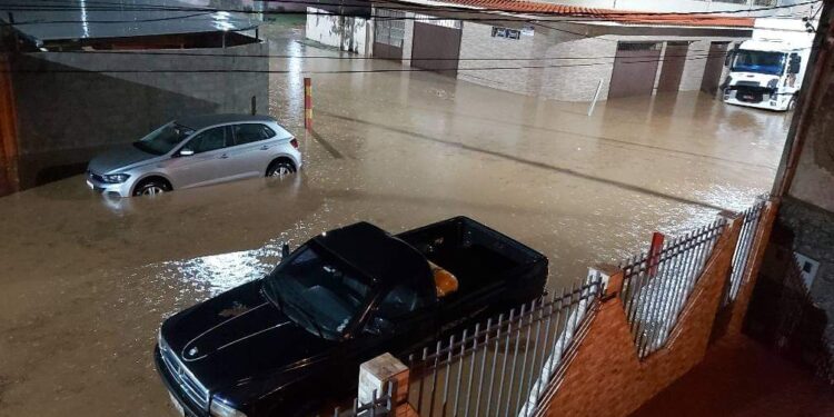 Após temporal Defesa Civil faz levantamento de danos em Carandaí