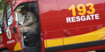 Idoso tenta consertar telhado e cai de altura de 6 metros