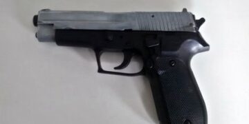 Dupla rouba vendedor ambulante usando arma falsa