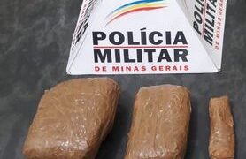 Casais são presos e polícia encontra droga escondida em mochila de criança