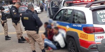 Abordagem policial chama atenção no centro de Lafaiete