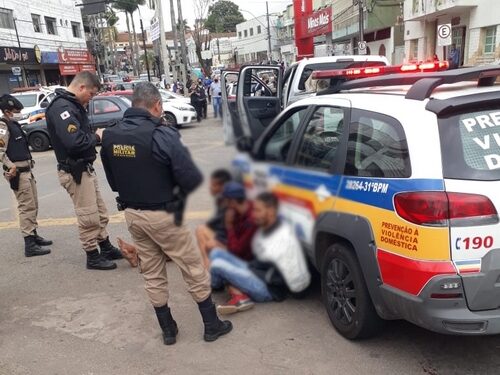 Abordagem policial chama atenção no centro de Lafaiete