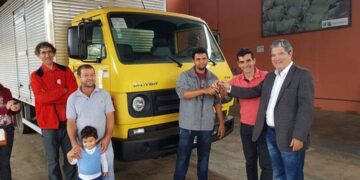 Associação de Agricultores Familiares de Congonhas  recebe caminhão baú