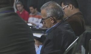 Vereadores fazem sessão itinerante e populares se irritam por não poderem se expressar
