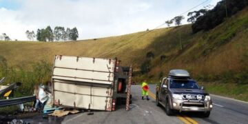Pessoas roubam carga antes mesmo de vítima ser socorrida em acidente e são presas