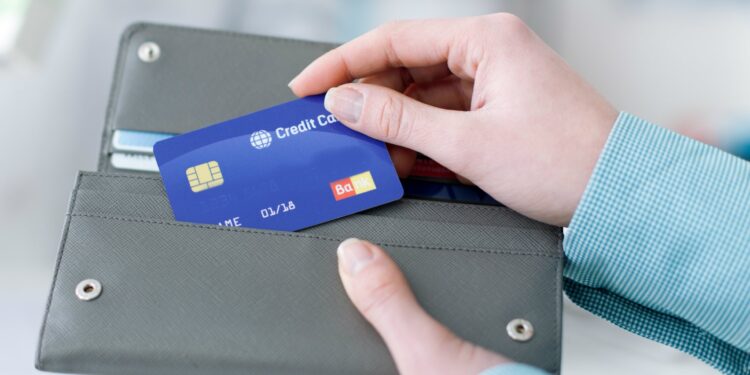 37% dos brasileiros recorreram a pagamento com cartão de crédito em fevereiro