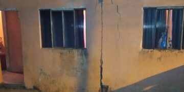 Família deixa de madrugada casa que ameaçava desabar