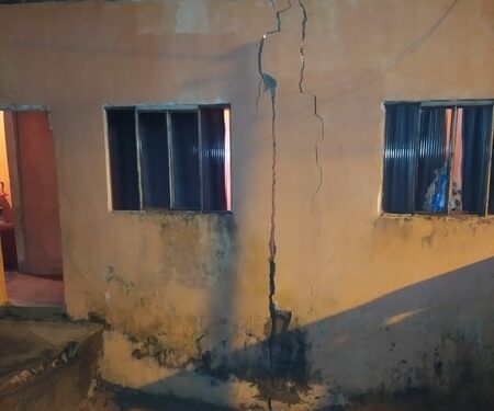 Família deixa de madrugada casa que ameaçava desabar