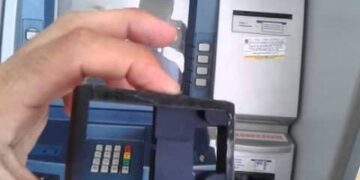 Homem é preso instalando “chupa-cabra” em caixa eletrônico