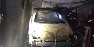 Incêndio em garagem destrói dois carros e uma moto