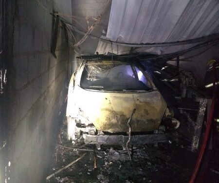Incêndio em garagem destrói dois carros e uma moto