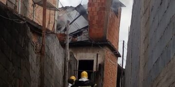 Incêndio em casa pode ter sido criminoso e relacionado com homicídio