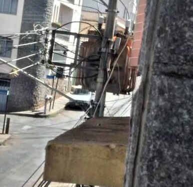 Transformador pega fogo e assusta moradores na rua Brasil