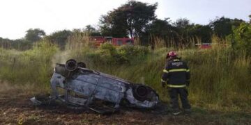 Bombeiros não localizam ocupantes de carro incendiado