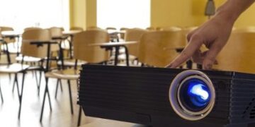 Data show de palestrante some dentro da Secretaria de Educação de Lafaiete