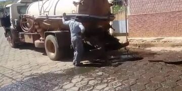 Flagrante: Dejetos recolhidos em fossa são jogados em rede de esgoto