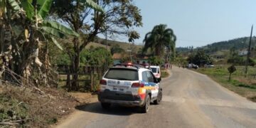 Bandidos invadem casa, fazem reféns e roubam dinheiro