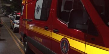 Bombeiros socorrem vítima de colisão entre carro e moto em Lafaiete