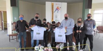 Estudantes de Carandaí recebem uniformes de projeto social esportivo