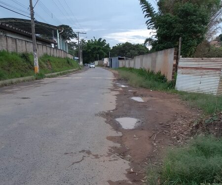 Moradores cobram melhorias na rua Francisco Lobo