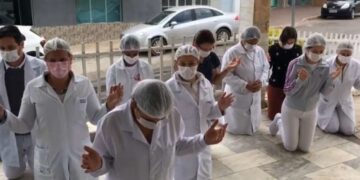Funcionários de hospital rezam em agradecimento por falta de  casos de Covid-19