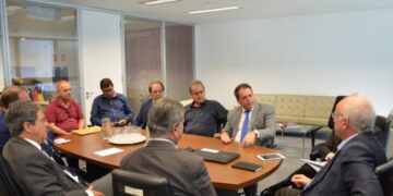 Deputado e prefeitos discutem desenvolvimento econômico com Secretário de Estado