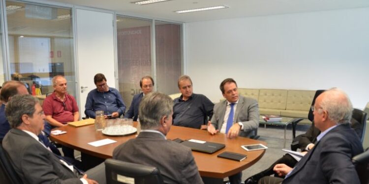 Deputado e prefeitos discutem desenvolvimento econômico com Secretário de Estado